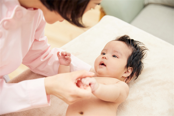 攝圖網(wǎng)_501694444_高檔月子中心護工和嬰兒互動（企業(yè)商用）.jpg