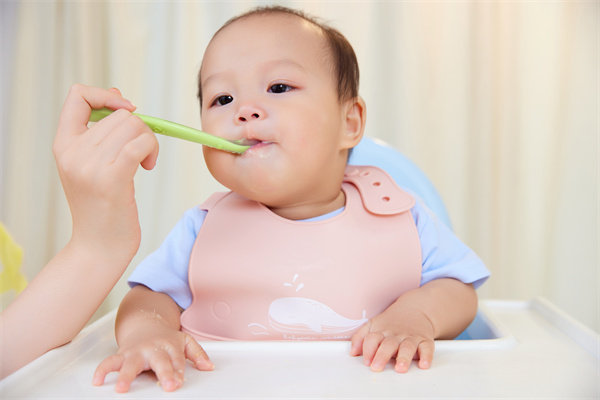 攝圖網_501776456_居家生活媽媽給寶寶喂食吃翻（企業(yè)商用）.jpg