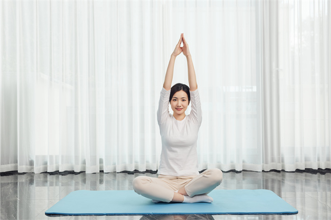攝圖網(wǎng)_502384403_產婦做產后護理瑜伽運動（企業(yè)商用）.jpg
